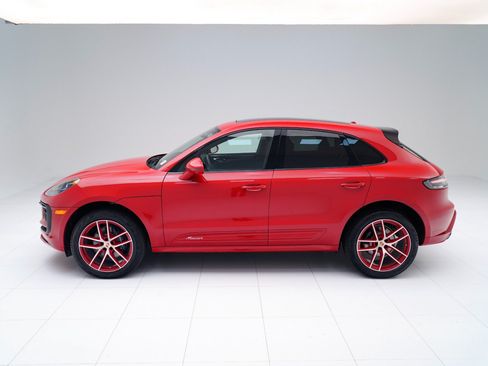 Certified 2026 Porsche Macan AWD/4WD image 2