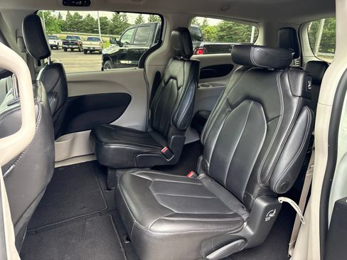 Used 2023 Chrysler Pacifica Touring-L FWD image 7