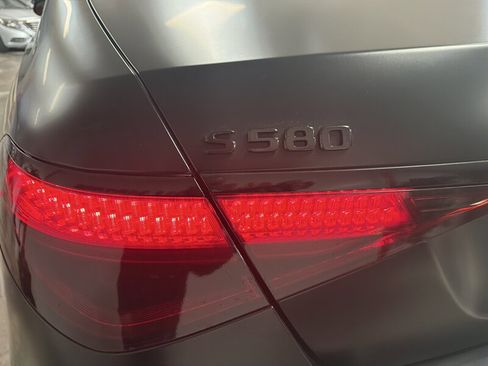 Used 2022 Mercedes-Benz S 580 4MATIC Sedan w/ AMG Line Package image 9