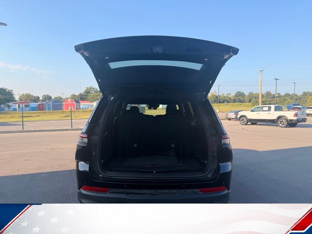Used 2025 Jeep Grand Cherokee L Laredo AWD/4WD image 10