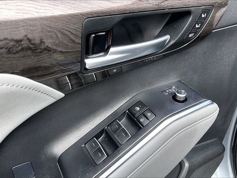 Certified 2024 Toyota Highlander Platinum AWD/4WD image 31