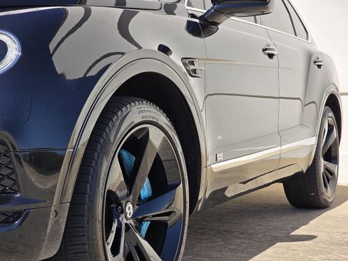 Used 2017 Bentley Bentayga image 40