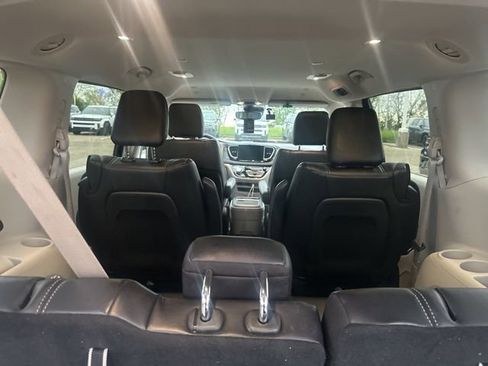 Used 2022 Chrysler Pacifica Touring-L FWD image 5