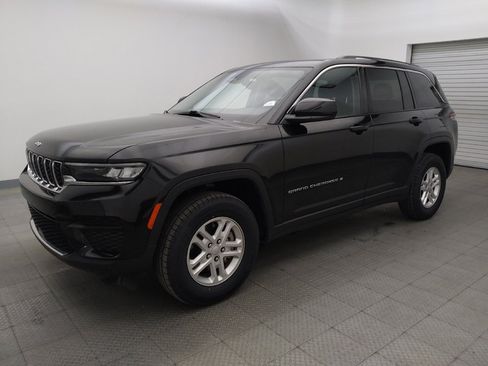 Used 2024 Jeep Grand Cherokee Laredo RWD image 2