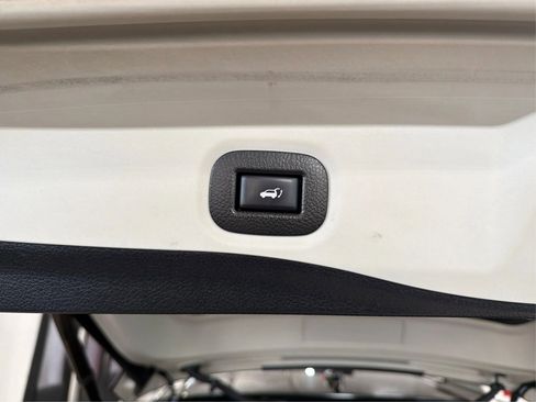 Used 2016 Nissan Rogue SV w/ SV Premium Package image 14