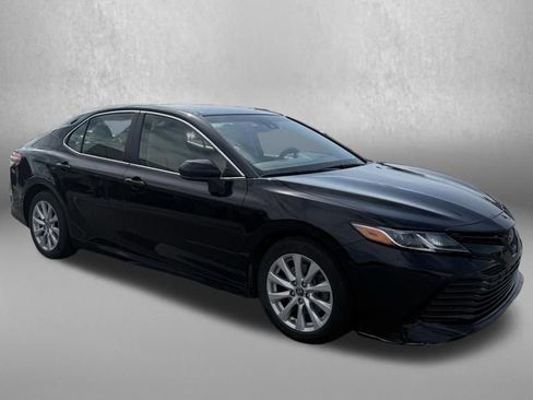 Used 2018 Toyota Camry LE image 2