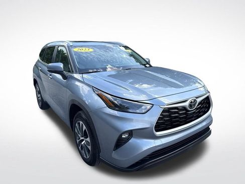Used 2023 Toyota Highlander XLE FWD image 3