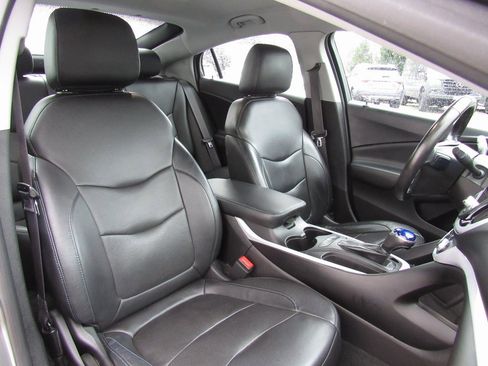 Used 2017 Chevrolet Volt LT w/ Comfort Package image 18