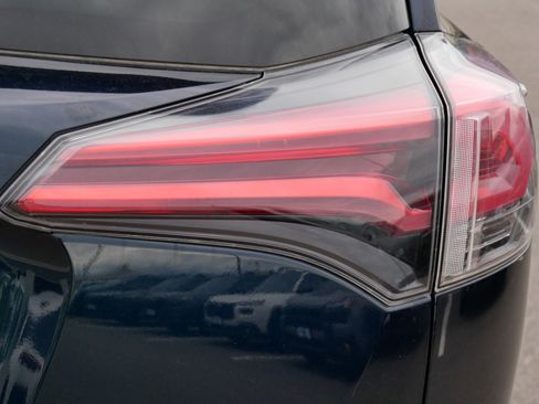 Used 2018 Toyota RAV4 XLE AWD/4WD image 17