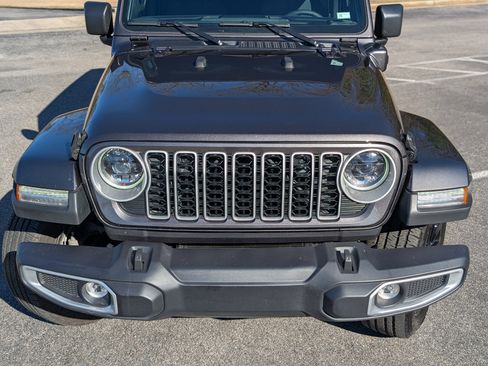 Used 2025 Jeep Wrangler Sahara image 12