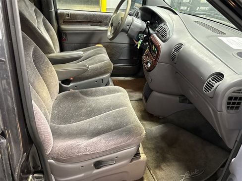 Used 2000 Chrysler Town & Country LX image 12
