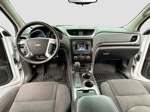 Used 2017 Chevrolet Traverse LT image 3