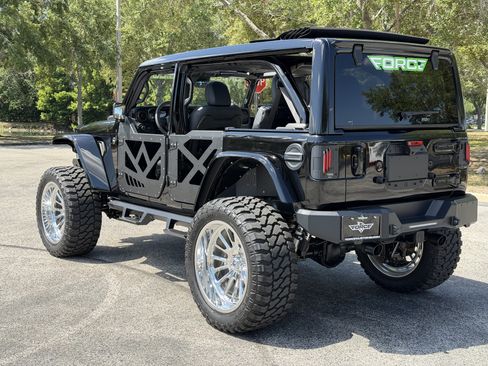 Used 2024 Jeep Wrangler Unlimited Rubicon AWD/4WD image 7