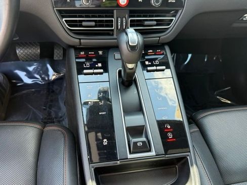 Used 2023 Porsche Macan AWD/4WD image 17