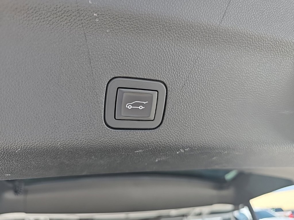 Used 2025 GMC Yukon XL AT4 w/ LPO, Floor Liner Package AWD/4WD image 7
