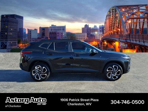 Used 2025 Chevrolet Trax RS w/ Sunroof Package image 2