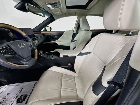 Used 2025 Lexus ES 300h Ultra Luxury w/ Accessory Package (Z2) FWD image 11