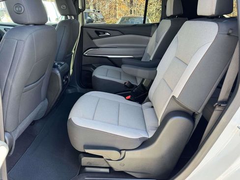 Used 2025 Chevrolet Traverse LT image 18