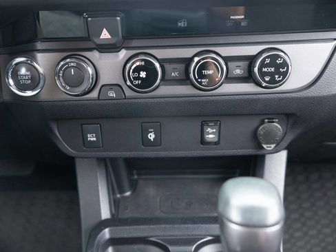 Used 2017 Toyota Tacoma SR5 image 34