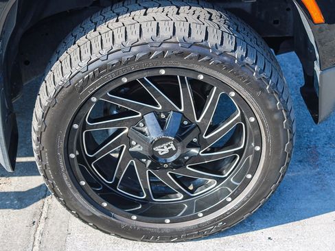 Used 2024 Nissan Frontier SV image 11