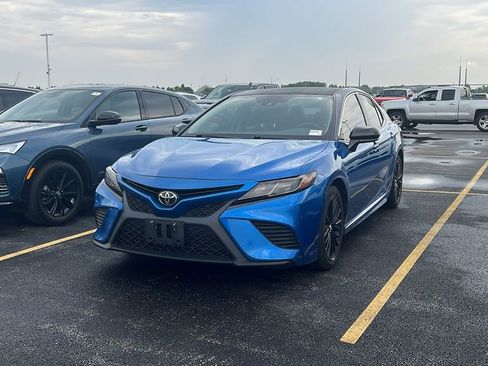 Used 2020 Toyota Camry SE FWD image 1