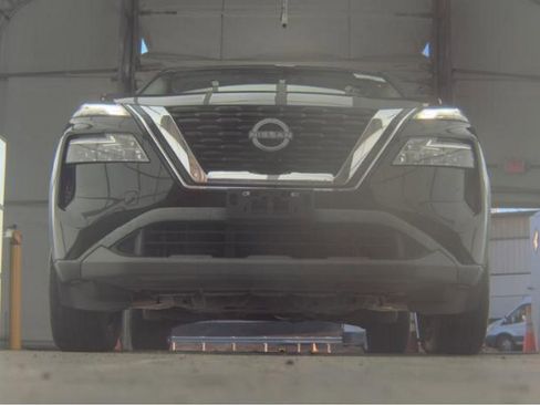 Used 2023 Nissan Rogue SV image 3