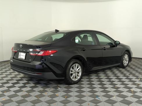 Used 2025 Toyota Camry LE image 5