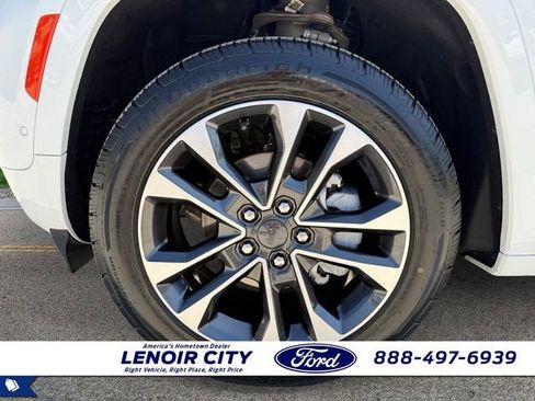 Used 2024 Jeep Grand Cherokee Overland w/ Luxury Tech Group IV AWD/4WD image 9