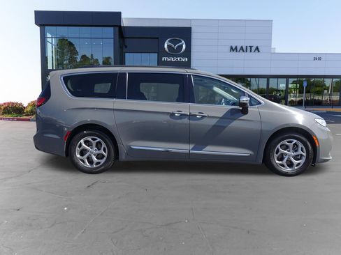 Used 2023 Chrysler Pacifica Limited FWD image 2