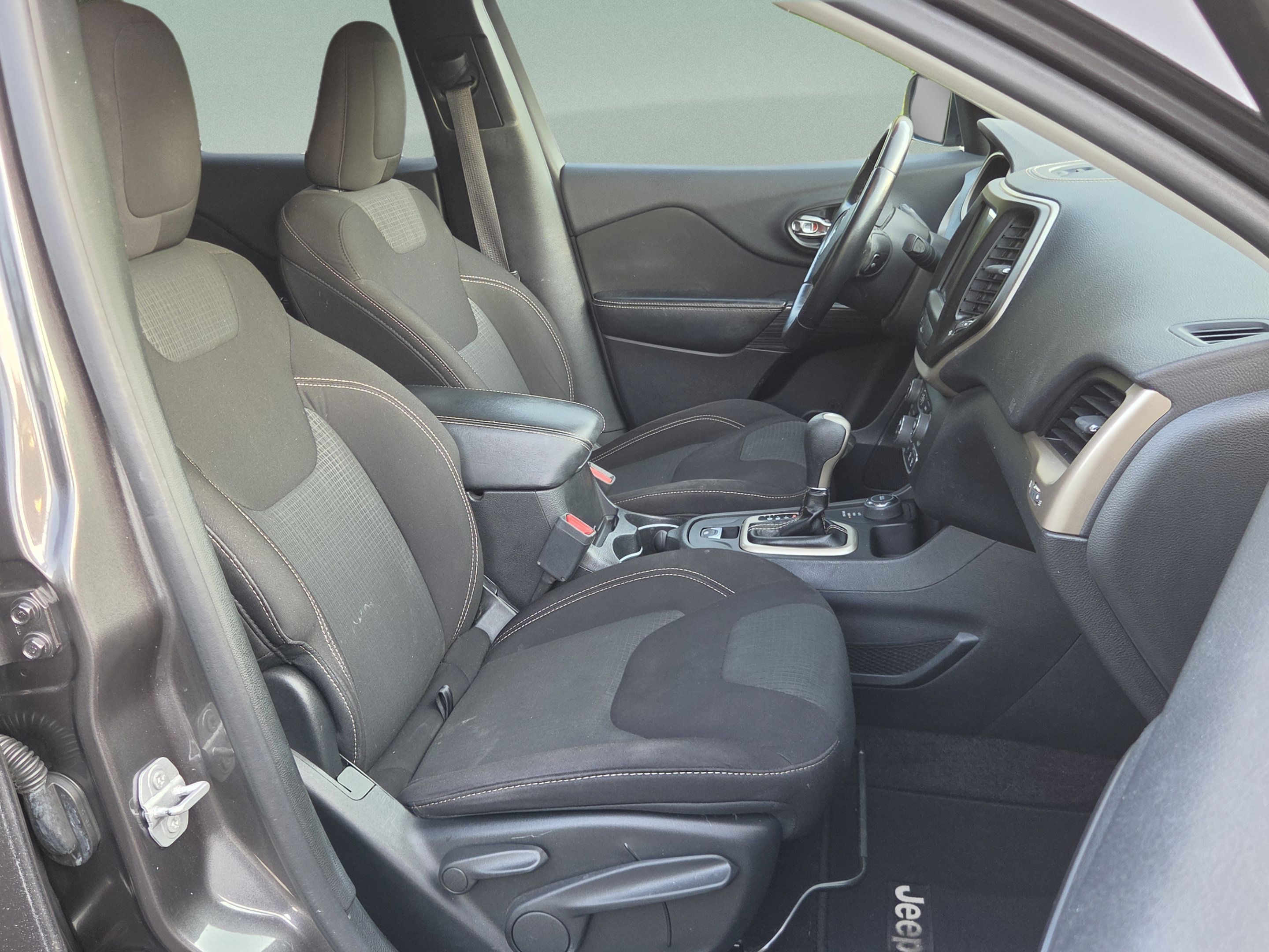 Used 2016 Jeep Cherokee Latitude w/ Comfort/Convenience Group AWD/4WD image 20