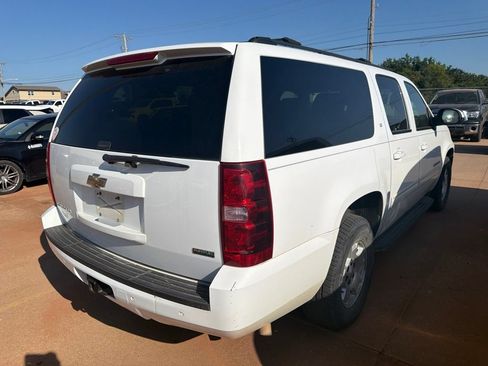 Used 2011 Chevrolet Suburban LT RWD image 3