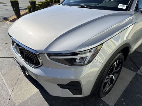 Used 2025 Volvo XC40 B5 Core image 6