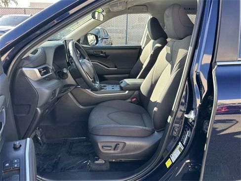 Used 2023 Toyota Highlander LE image 18