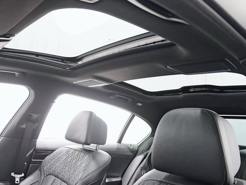 Used 2019 BMW 750i xDrive w/ M Sport Package image 34