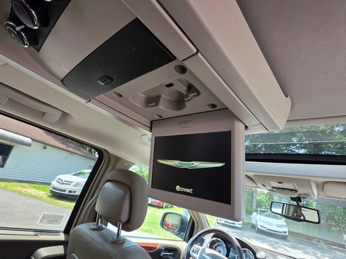 Used 2016 Chrysler Town & Country Touring-L FWD image 18