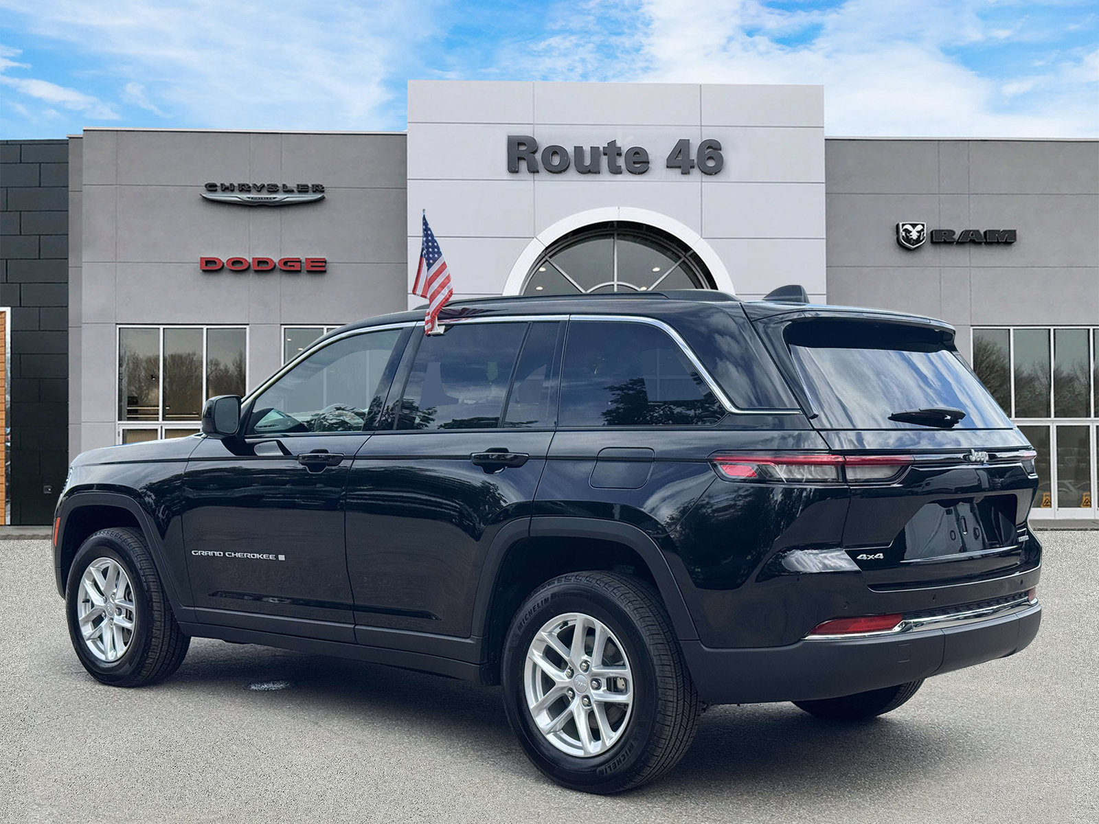 Used 2024 Jeep Grand Cherokee Laredo X w/ Luxury Tech Group I AWD/4WD image 7