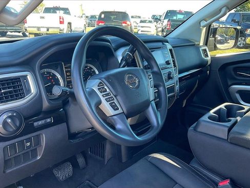 Used 2018 Nissan Titan SV image 13