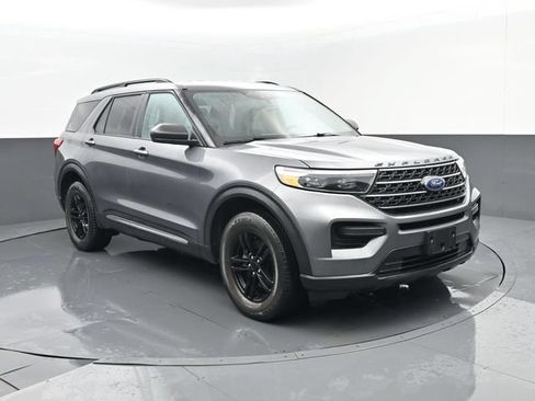 Used 2021 Ford Explorer XLT AWD/4WD image 3