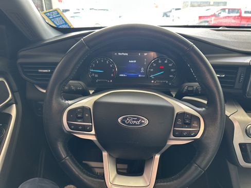 Used 2022 Ford Explorer XLT image 3
