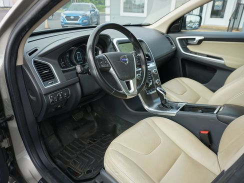 Used 2016 Volvo XC60 T5 Premier w/ Proximity Package FWD image 14