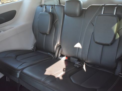 Used 2023 Chrysler Pacifica Touring-L FWD image 16