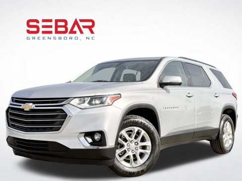 Used 2021 Chevrolet Traverse LT image 1