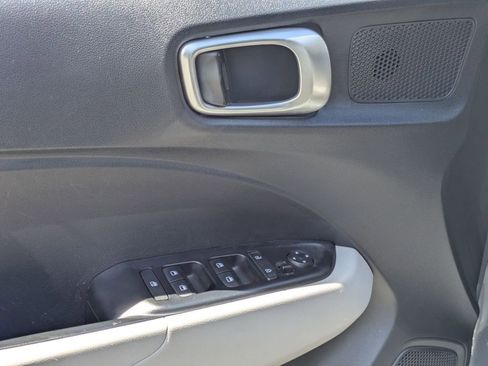 Used 2025 Hyundai Venue SEL FWD image 16