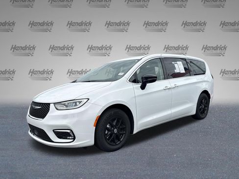 Used 2024 Chrysler Pacifica Touring-L FWD image 3