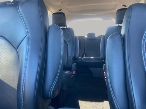Used 2023 Chrysler Pacifica Touring-L image 30