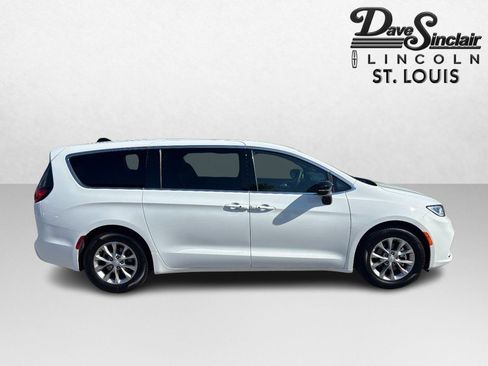 Used 2026 Chrysler Pacifica Limited FWD image 2