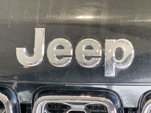 Used 2017 Jeep Grand Cherokee Overland image 10