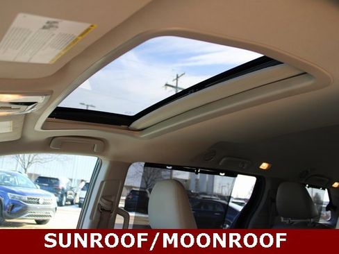 Used 2018 Toyota Sienna Limited image 18