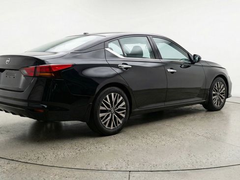 Used 2025 Nissan Altima 2.5 SV image 9