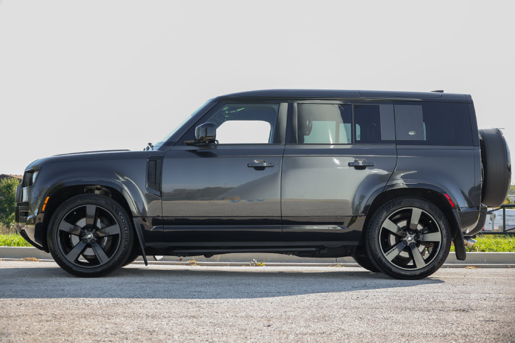 Used 2023 Land Rover Defender 110 V8 AWD/4WD image 2
